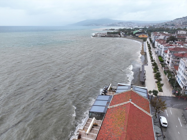 Bursa'da sağanakta ekipler 79 olaya müdahale etti, İznik'te 3 kişi kurtarıldı