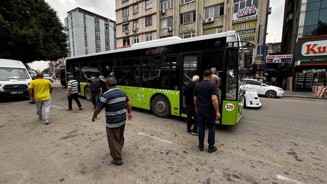 Adana'da belediye otobüsünün tekerleği 2 araca çarptı, vatandaşlar tepki gösterdi