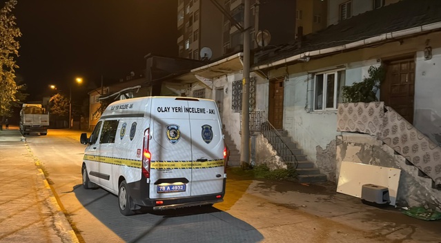 Karabük'te iddiaya göre 38 yaşındaki erkek, kız arkadaşı tarafından bıçakla yaralandı