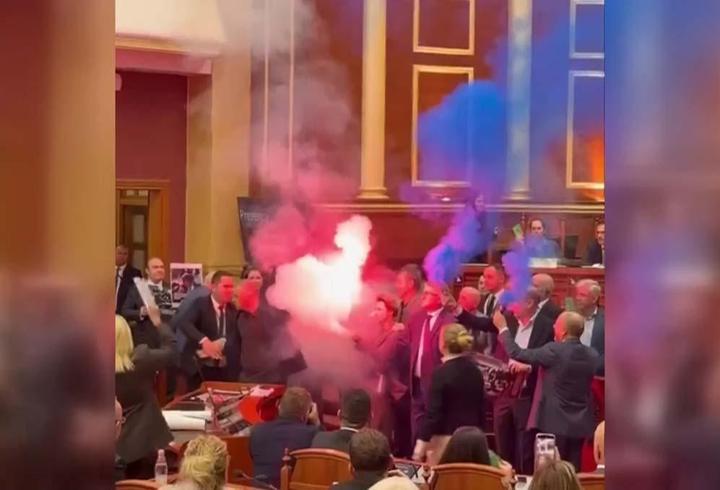 Arnavutluk meclisi duman ve sis altında! Vekiller oylamayı engellemek için meşale yaktı