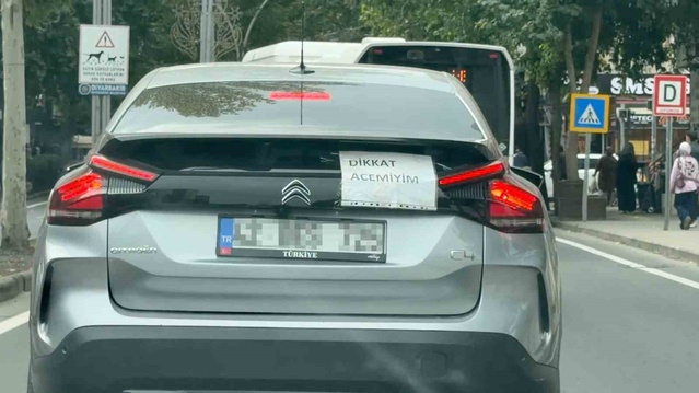 Diyarbakır'da arka cama 'dikkat acemiyim' yazısı yapıştıran sürücü trafiğe çıktı