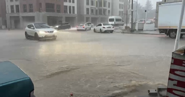 Adıyaman Besni'de sağanak sokakları suyla doldurdu, köy yollarında ulaşım güçleşti