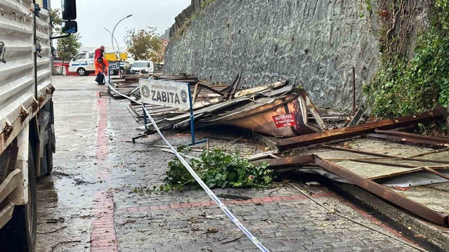 Düzce Akçakoca'da rüzgar reklam tabelalarını devirdi, sürücüler zor anlar yaşadı