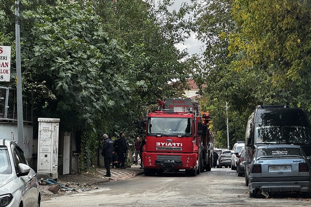 Elazığ'da metruk binanın 3. katındaki yangın itfaiye ekiplerince söndürüldü