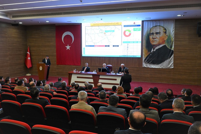 Denizli'de Vali Köşger, 17 kilometrelik Serinhisar-Yeşilova yolu için öncelik istedi