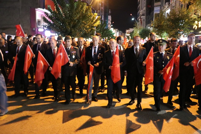 Elazığ'da 29 Ekim fener alayında 100 metrelik Türk bayrağı açıldı