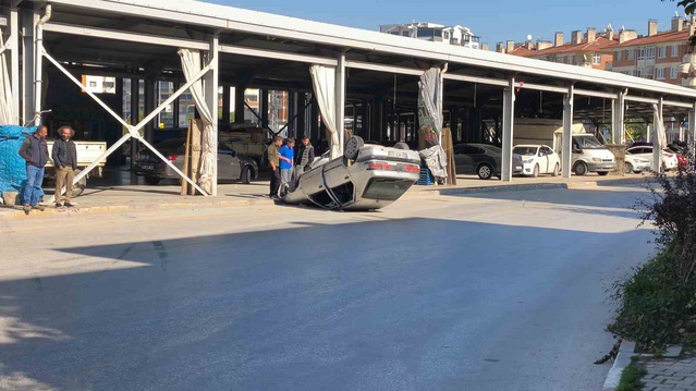 Tokat'ta kontrolden çıkan otomobil ters döndü, araçtaki 3 kişi hafif yaralandı