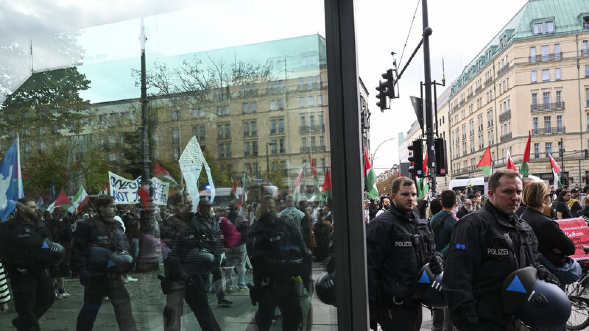 Berlin'de binlerce kişiden gösteri