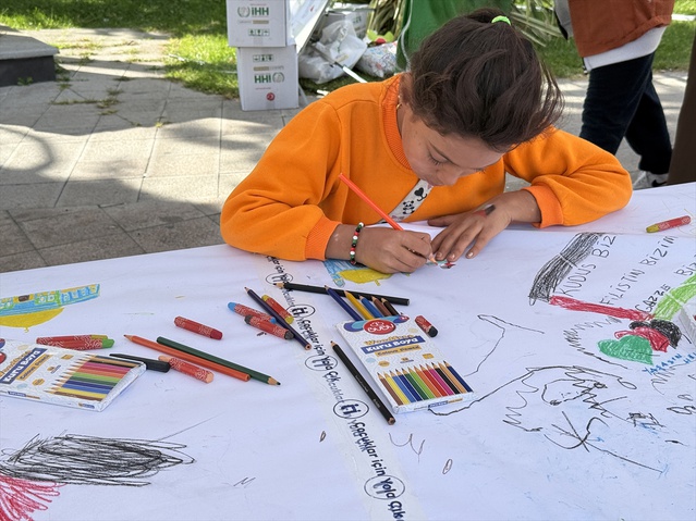 Tekirdağ'da çocuklar, Filistinli akranları için düzenlenen etkinlikte resim çizdi