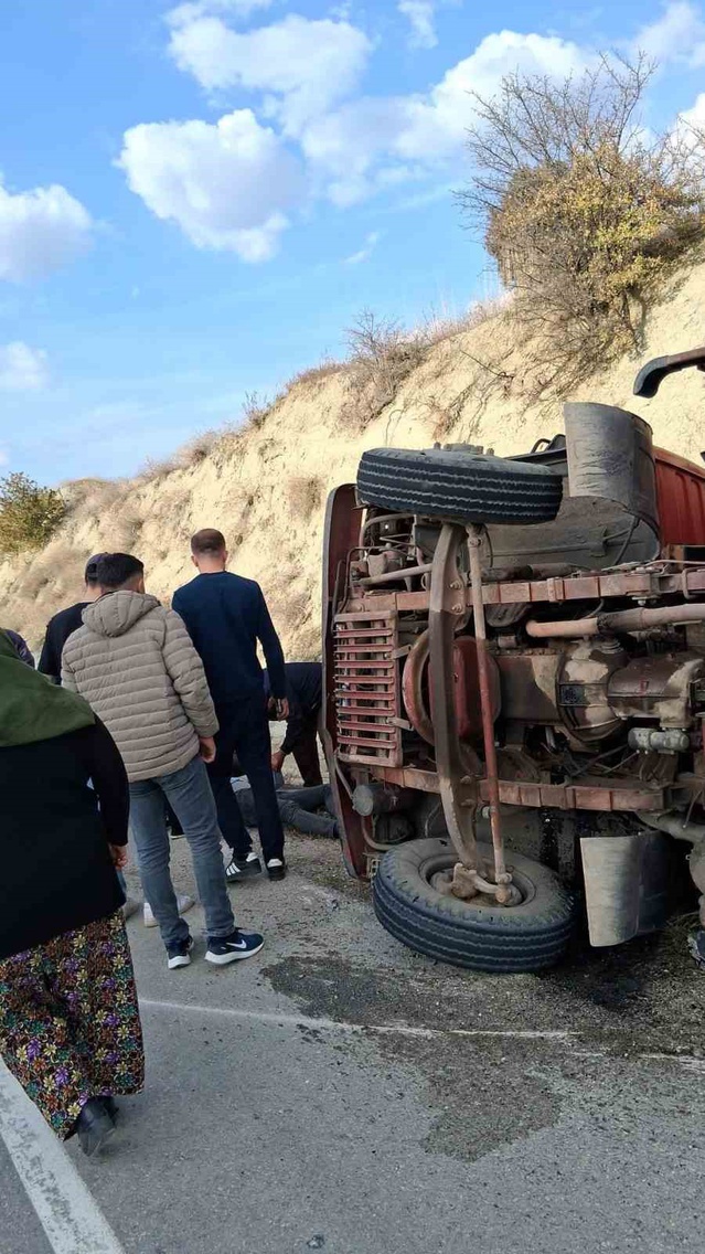 Burdur Altınyayla'da devrilen yük kamyonunun sürücüsü hafif yaralandı