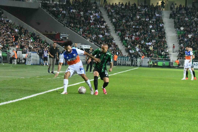Sakaryaspor, TFF 2. Lig Kırmızı Grup'ta evinde İskenderunspor ile 2-2 berabere kaldı