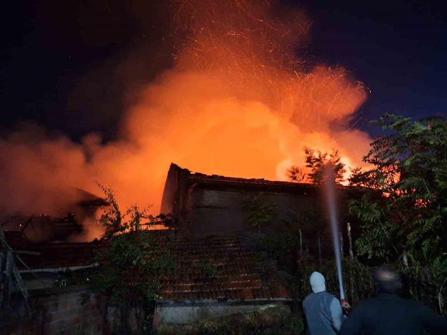 Burdur Akçaköy'de bitişik evlere sıçrayan yangında 3 ev ve 1 ahır zarar gördü