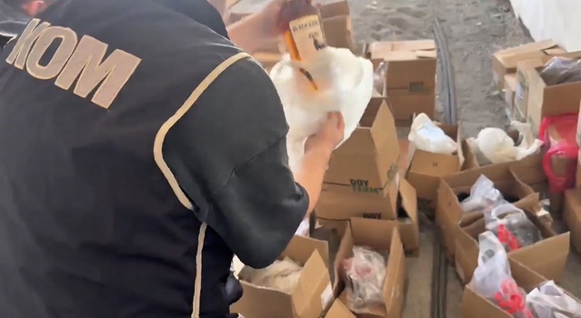 Iğdır'da çatı katında 216 şişe kaçak içki, 70 paket sigara ele geçirildi