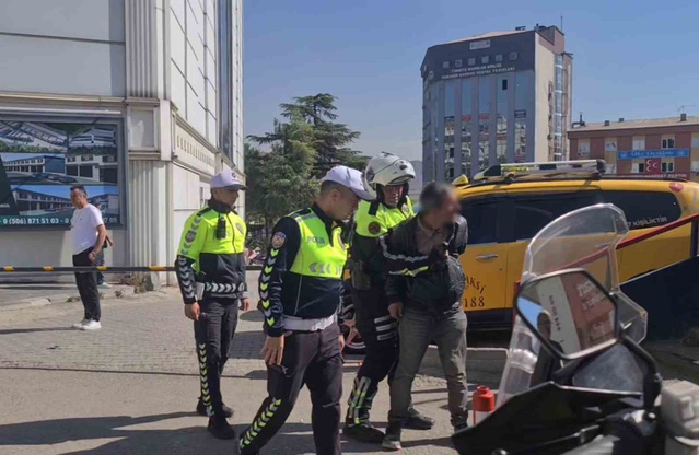 Karabük'te boğazına bıçak dayayan şahsı trafik polisi etkisiz hale getirdi