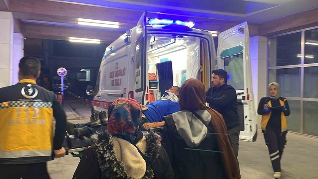 Karaman'da sürücü babasını sağlık ekiplerine verdikten sonra domuza çarpıp yaralandı