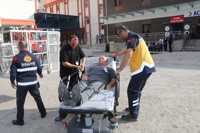 Taşova Devlet Hastanesi'nde yangın tatbikatında ikinci kat tahliye edildi