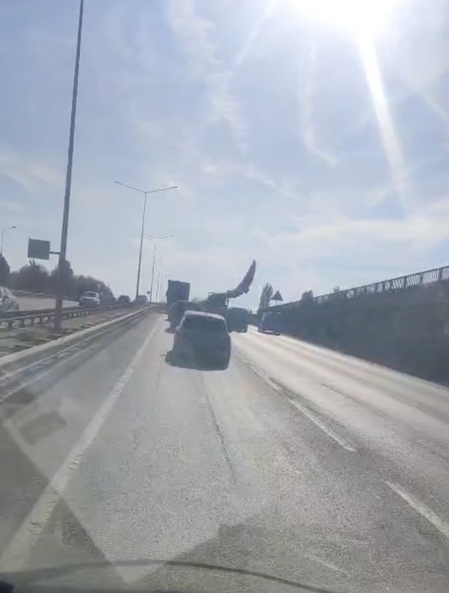 Dev rüzgar türbini kanadını taşıyan tır Eskişehir çevreyolunda trafiği yavaşlattı