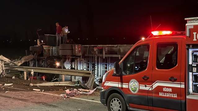 Sıkışan tır sürücüsü itfaiye ve AFAD ekiplerince kurtarılıp hastaneye kaldırıldı
