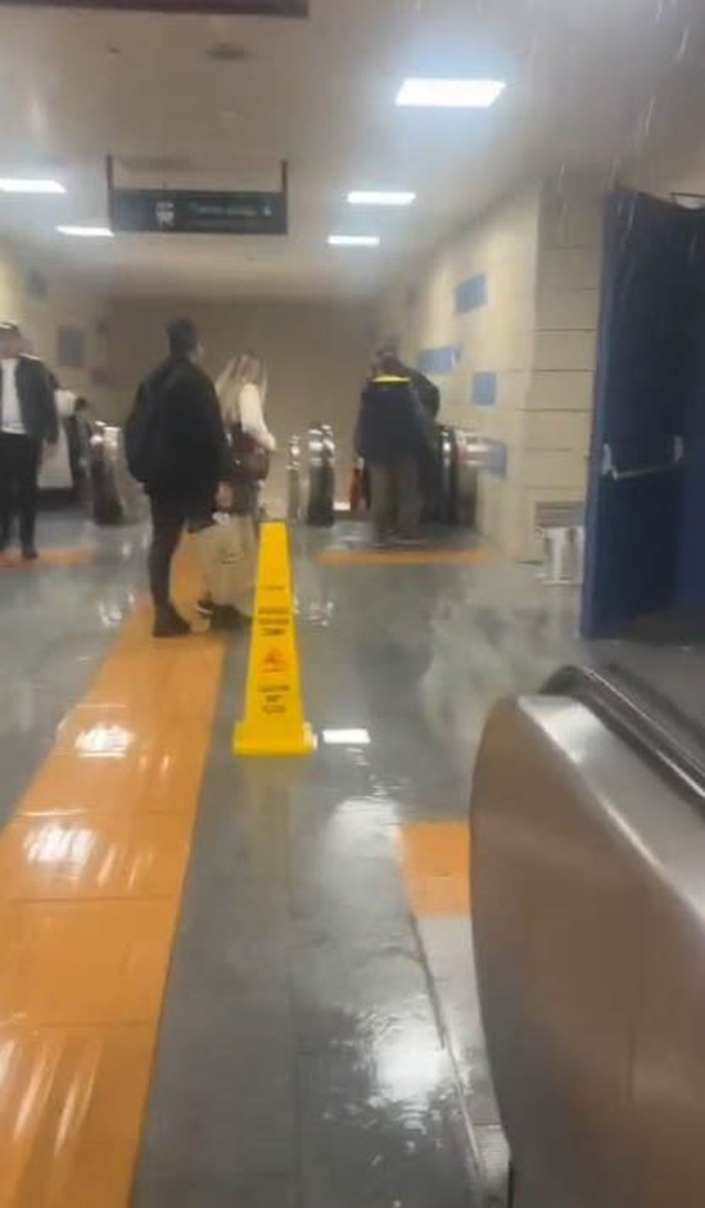 İstanbul'da Hacıosman metro istasyonunu su bastı, yolcular ıslanmamak için ilerledi
