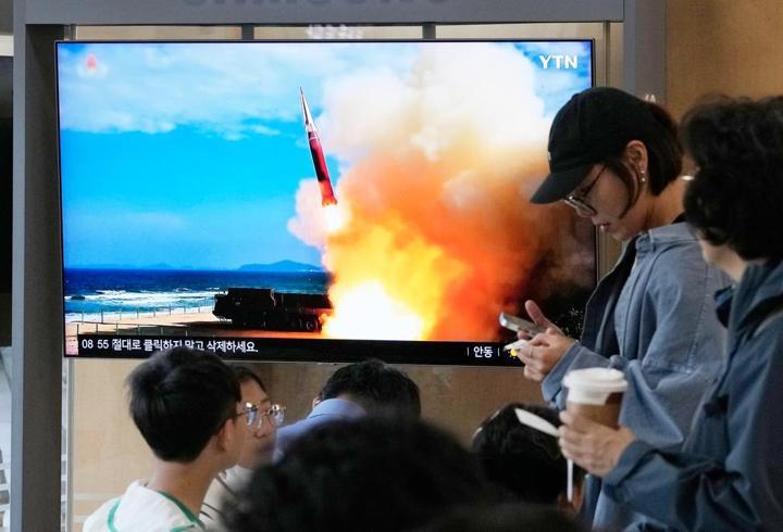 Kim Jong-un, hipersonik füze denemesini denetledi