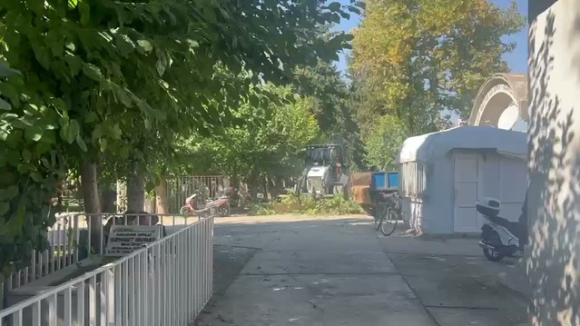 Adıyaman Belediyesi Eski Mezarlık'ta budama ve temizlik çalışması yürütüyor