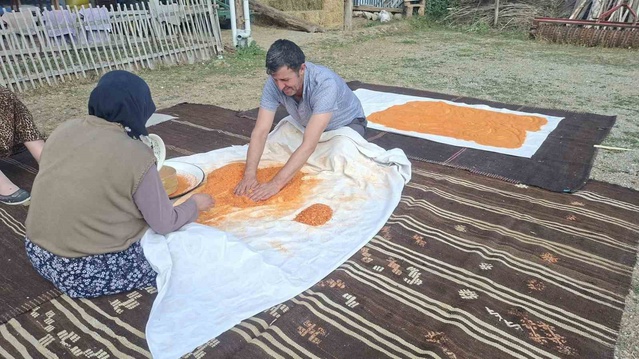 Kütahya Hisarcık'ta Hüseyin Atağan, eşine tarhana ovmada destek oldu