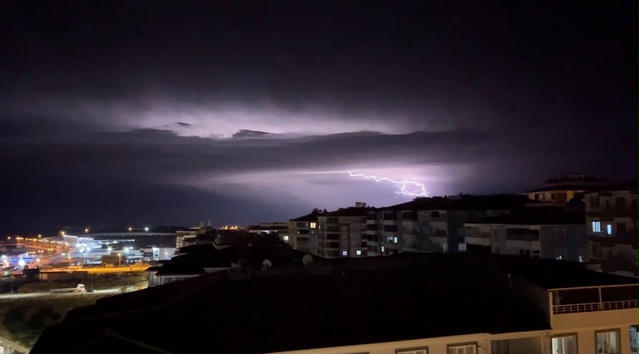Adıyaman Besni'de şiddetli yağış sürerken şimşekler geceyi aydınlattı