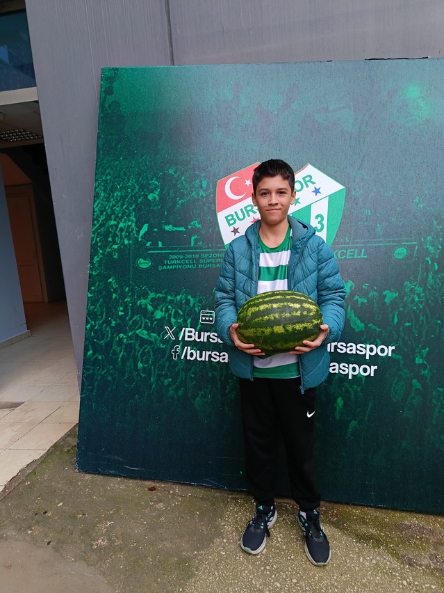 Karacabeyli taraftar, Iheanacho için 16 karpuzu Bursaspor tesislerine teslim etti