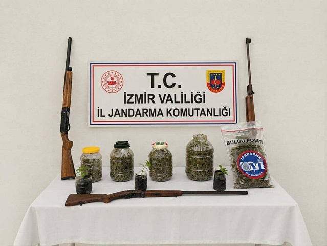 Ödemiş'te jandarma şüphelinin evinde esrar ve 3 tüfek ele geçirdi, şüpheli tutuklandı