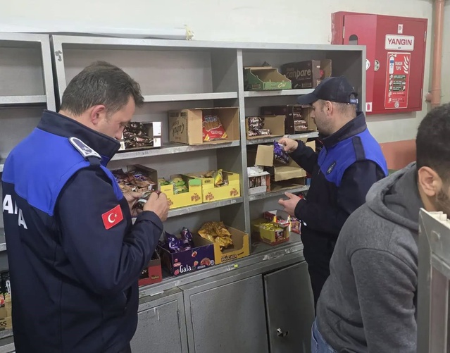 Bayburt'ta zabıta, okul kantinlerinde hijyen ve son kullanma tarihi kontrolü yaptı