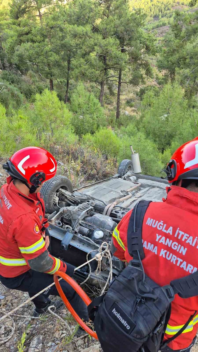 Muğla Milas'ta kontrolden çıkan araç 50 metre uçuruma yuvarlanınca bir kişi yaralandı