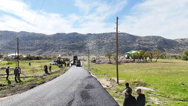 Diyarbakır Büyükşehir Belediyesi Hani'de 4,5 km'lik yolu sıcak asfaltla yeniledi