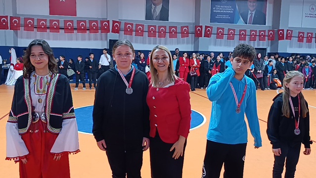 Bilecik Pazaryeri'nde öğrenci ve kurumlara Cumhuriyet Bayramı ödülleri verildi