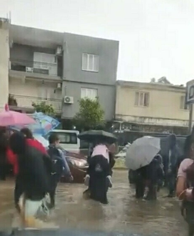Aydın Efeler'de sağanakta bazı ev ve iş yerlerini su bastı, ekipler tahliye başlattı
