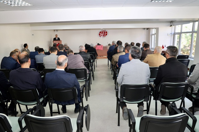 Niğde'de ihtiyaç sahibi öğrencilere TOBB desteğiyle kışlık bot ve mont verildi