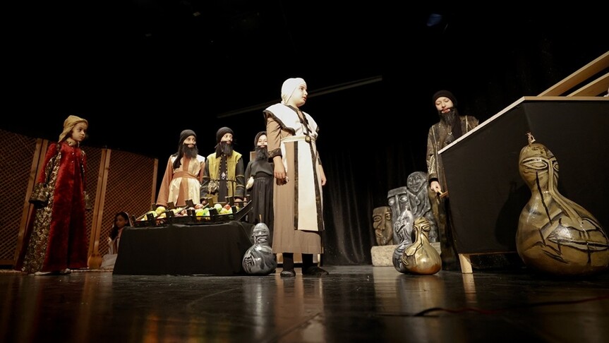 Aile ortamında başlayan canlandırmalar çocukları tiyatro sahnesine taşıdı