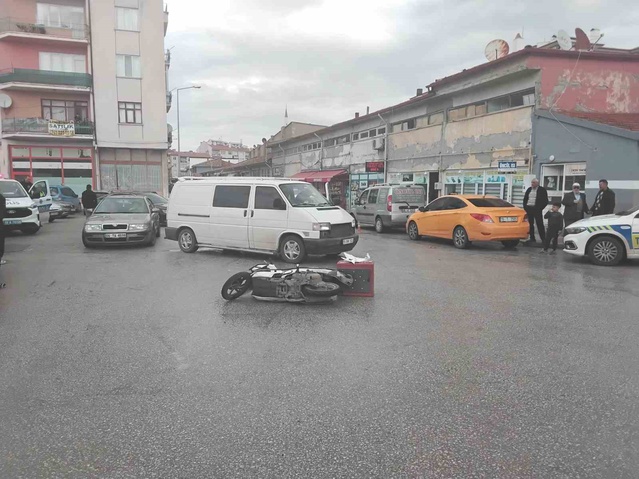 Çorum Alaca'da minibüs-motosiklet kazasında motosiklet sürücüsü yaralandı