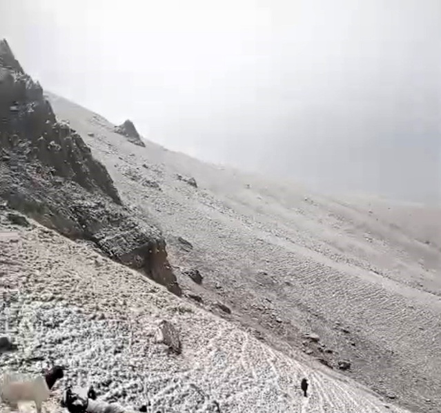 Erzurum Karayazı'da 3 bin 63 rakımlı Çakmak Dağı'na mevsimin ilk karı yağdı