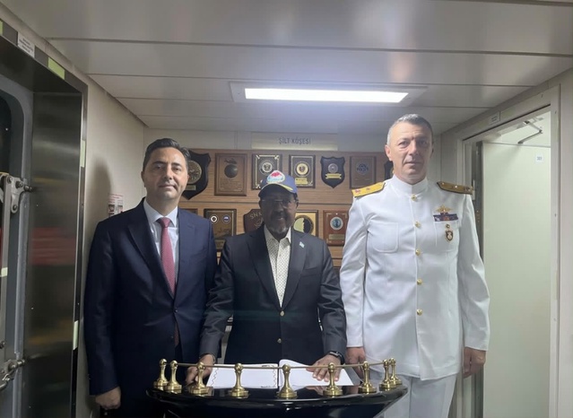 Somali Cumhurbaşkanı Mahmud, Çağrı Bey sondaj gemisinde petrol aramasını inceledi