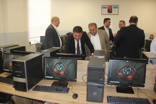 Sivas Zara'da İmam Hatip Ortaokuluna 24 bilgisayarlı teknoloji sınıfı açıldı