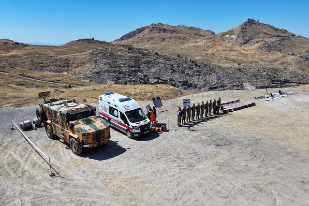 ÖMAT timleri Hakkari Çukurca'da Işıklı köyünde mayın temizliyor