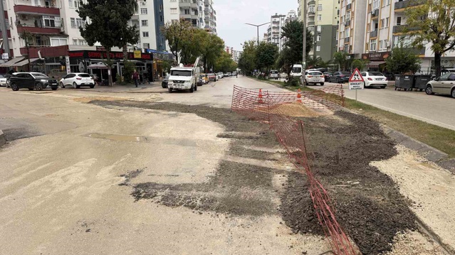 Adana Çukurova'da çöken yolda çukura saplanan araçlar çekiciyle çıkarıldı
