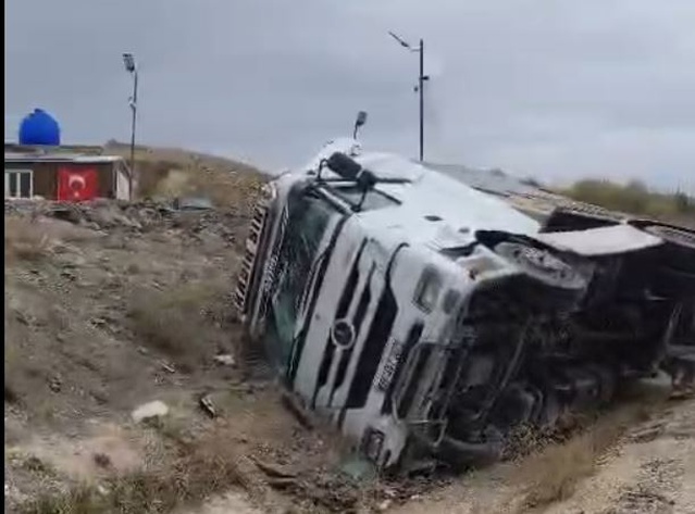Ankara Polatlı-Haymana yolunda kaygan zeminde TIR devrildi, sürücü hafif yaralandı