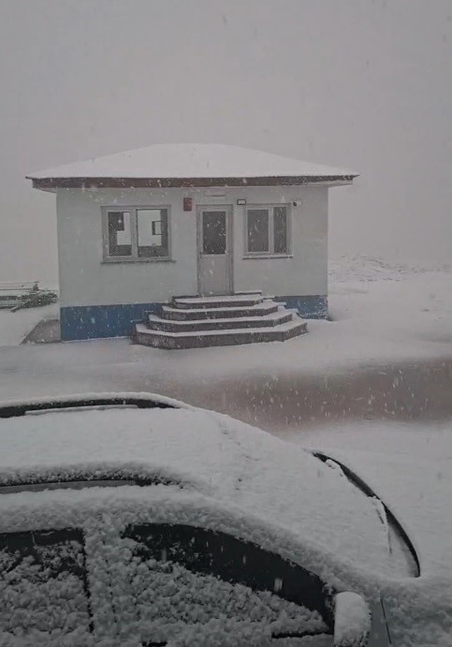 Bayburt'ta soğuk hava etkili oldu, Soğanlı Dağı zirveleri karla beyazladı