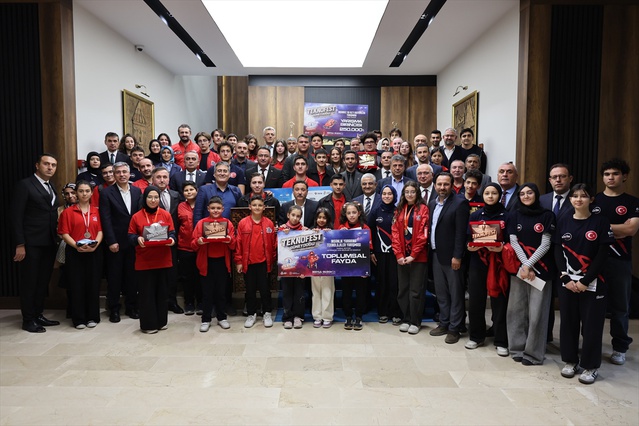 Kayseri Valisi Çiçek, TEKNOFEST ve TÜBİTAK'ta kenti temsil eden 13 okul takımını ağırladı