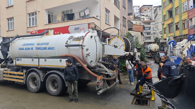 Lüleburgaz Belediyesi, Sarıyer'deki sel çalışmalarına temizleme aracıyla destek verdi