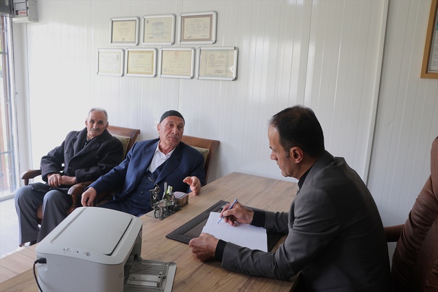 Van İpekyolu'nda muhtar İnan, 42 yıl muhtarlık yapan babasının izinden gidiyor