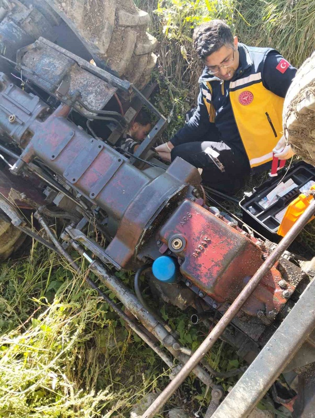 Afyonkarahisar'da traktör su birikintisine devrildi, 3 yaralıdan biri ağır
