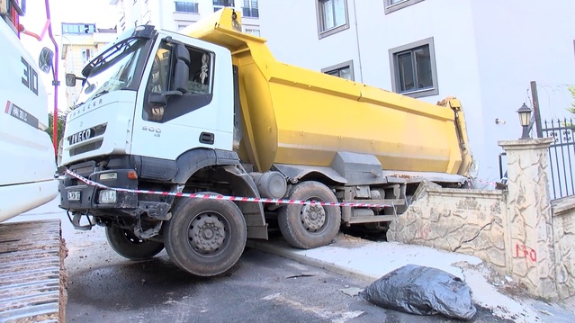 Kurtköy'de yokuştan kayan hafriyat kamyonu iş yerine girdi, sürücü atlayarak yaralandı