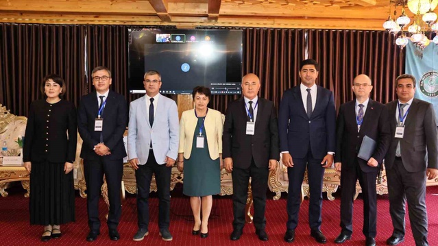 Rektör Oğurlu, Özbekistan'daki finans sempozyumunda bağımsız denetime dikkat çekti